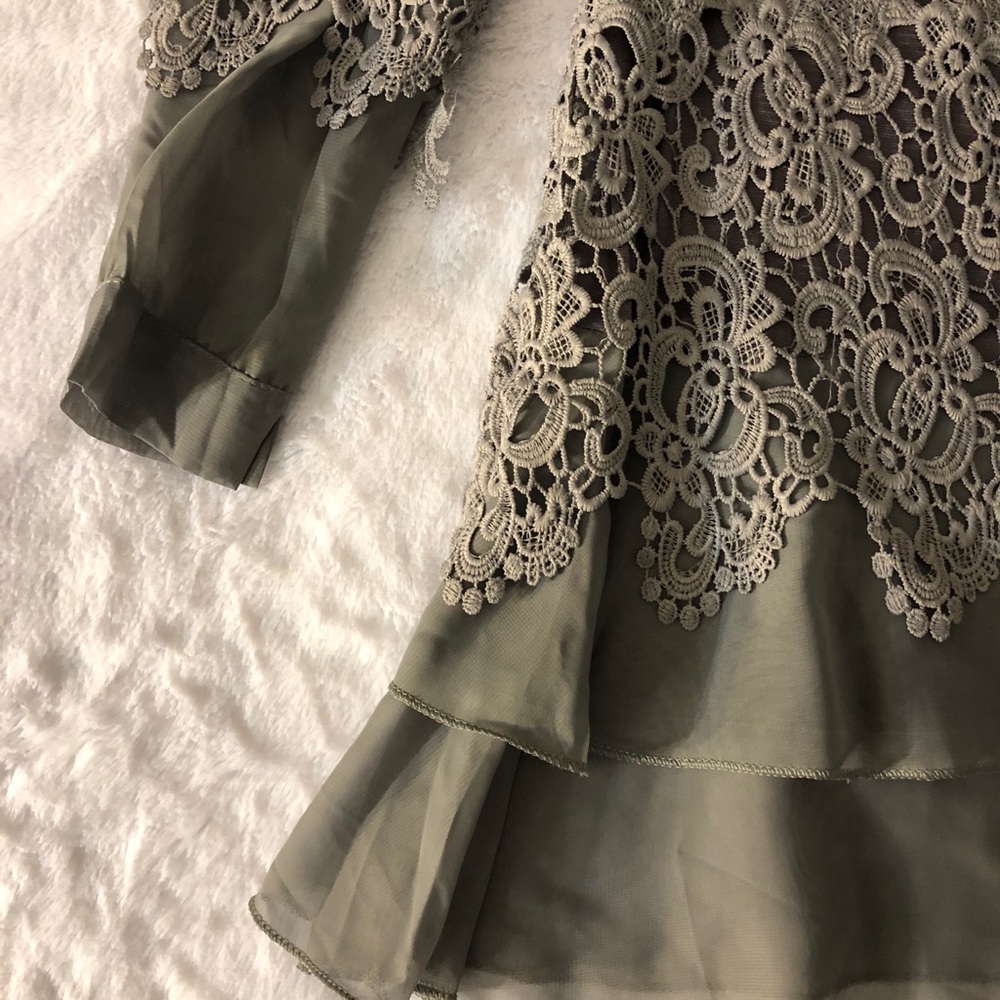 Layered structured top - Picture 2 of 5